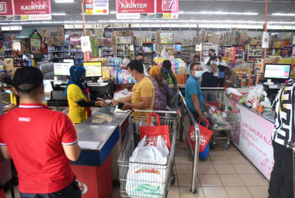 Kenaikan disumbangkan oleh subsektor perdagangan runcit yang meningkat RM6.9 bilion kepada RM60.5 bilion manakala perdagangan borong juga menokok RM1.9 bilion kepada RM60.9 bilion. - Foto Bernama