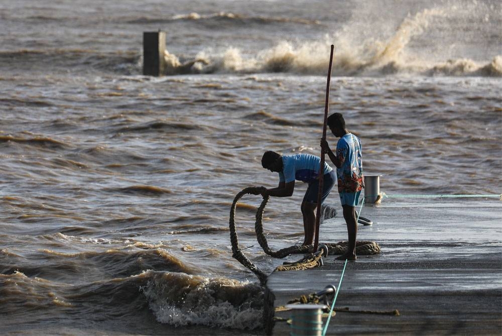 Jabatan Meteorologi India memberi amaran bahawa siklon Biparjoy berkemungkinan menyeberangi pantai Saurashtra dan Kutch di Gujerat pada Khamis. - Foto AFP