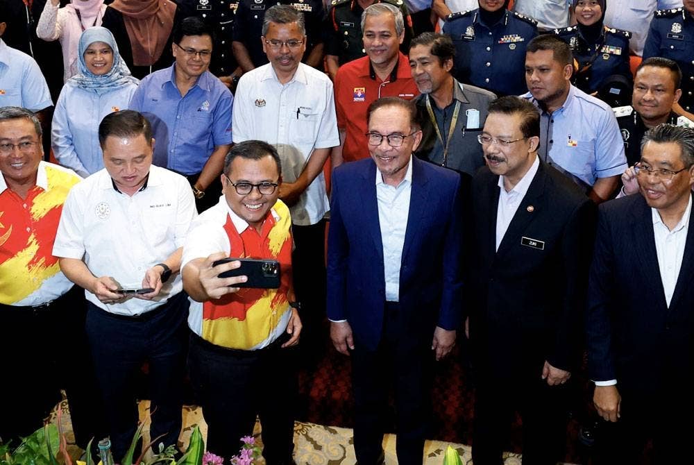Perdana Menteri Datuk Seri Anwar Ibrahim (tiga, kanan) dan Menteri Besar Selangor Datuk Seri Amirudin Shari (empat, kanan) berswafoto bersama penjawat awam pada Majlis Amanat Perdana Menteri Bersama Penjawat Awam Negeri Selangor di Dewan Jubli Perak Sultan Abdul Aziz pada Isnin.