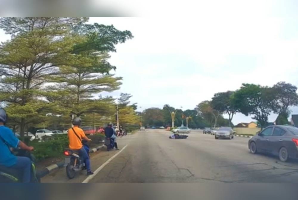Penunggang motosikal mengalami patah tangan serta cedera di dagu dan jari kiri dalam kemalangan sekitar jam 8.16 pagi itu.