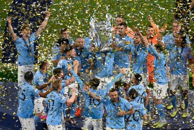 Pemain City meraikan kejayaan menang trofi Liga Juara-Juara - Foto AFP