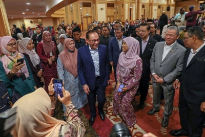 Anwar beramah mesra bersama warga JPM selepas menyampaikan amanat pada Majlis Perjumpaan Perdana Menteri Bersama Warga JPM bagi bulan Jun di Putrajaya pada Isnin. - Foto Bernama