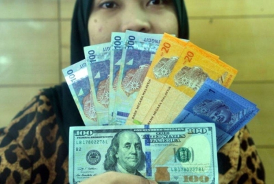 Ringgit dibuka rendah berbanding dolar Amerika Syarikat (AS) pada Isnin. - Gambar hiasan