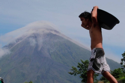 Filipina mengeluarkan amaran 'risiko kesihatan' berikutan abu dan gas toksik yang dimuntahkan gunung berapi Mayon. - Foto EPA