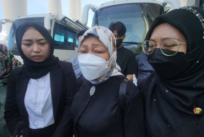 Ahli keluarga mangsa bersama peguam pemerhati selepas hadir ke Mahkamah Majistret Kota Kinabalu.