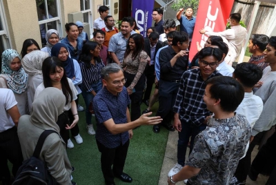 Fahmi beramah mesra bersama pelajar Malaysia di London sebelum menghadiri Minggu Teknologi London (LTW). - Foto Bernama