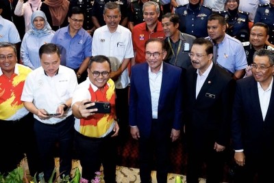 Perdana Menteri Datuk Seri Anwar Ibrahim (tiga, kanan) dan Menteri Besar Selangor Datuk Seri Amirudin Shari (empat, kanan) berswafoto bersama penjawat awam pada Majlis Amanat Perdana Menteri Bersama Penjawat Awam Negeri Selangor di Dewan Jubli Perak Sultan Abdul Aziz pada Isnin.