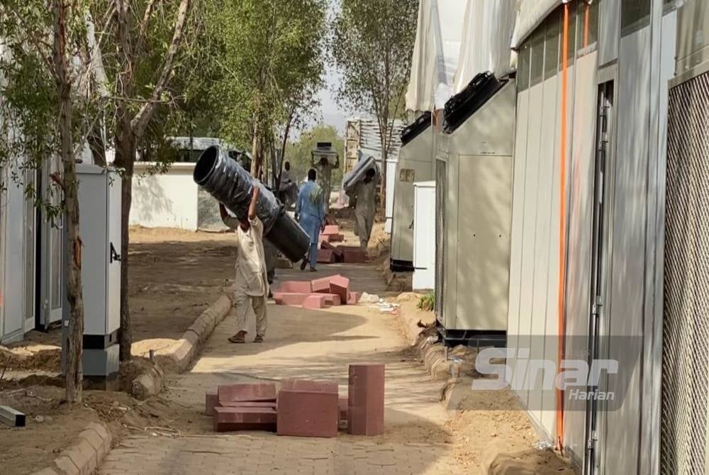Pekerja bertungkus-lumus menyiapkan khemah penginapan sebelum kehadiran jemaah haji.