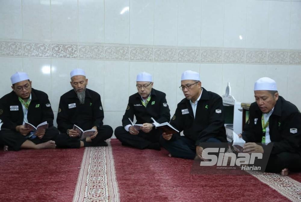 Majlis bacaan Yasin, solat hajat memohon kelancaran operasi Masyair dan munajat 60 tahun TH bersama petugas haji di Abraj Janadriyah.