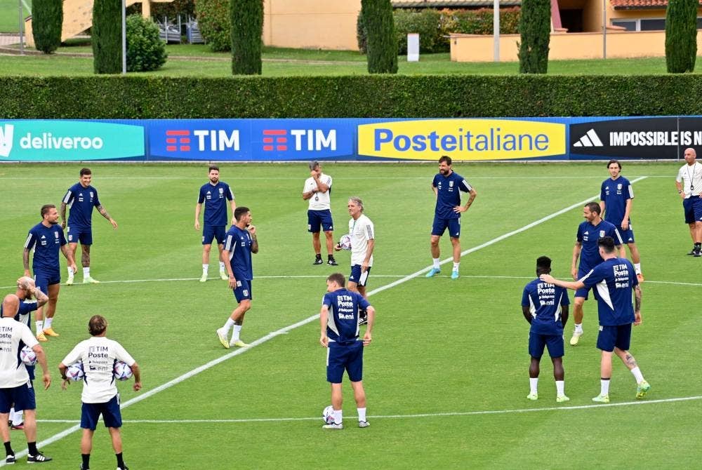 Pemain Itali giat menjalani latihan di Florence menjelang aksi separuh akhir Liga Negara-Negara menentang Sepanyol di Enschede, Belanda pada Khamis. - Foto EPA