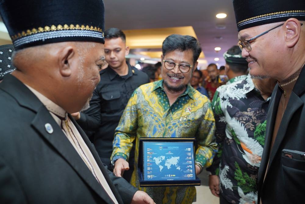 Nasiruddin (kiri) menghadiahkan plak Taburan Cawangan GISB Holding kepada Menteri Pertanian Republik Indonesia, Dr Syahrul Yasin Limpo.