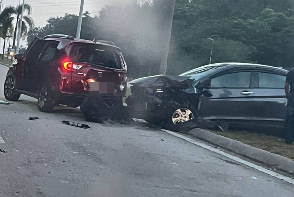 Siasatan mendapati salah sebuah daripada tiga kenderaan yang berada di bahu jalan itu terlebih dahulu melanggar bangkai babi tersebut.