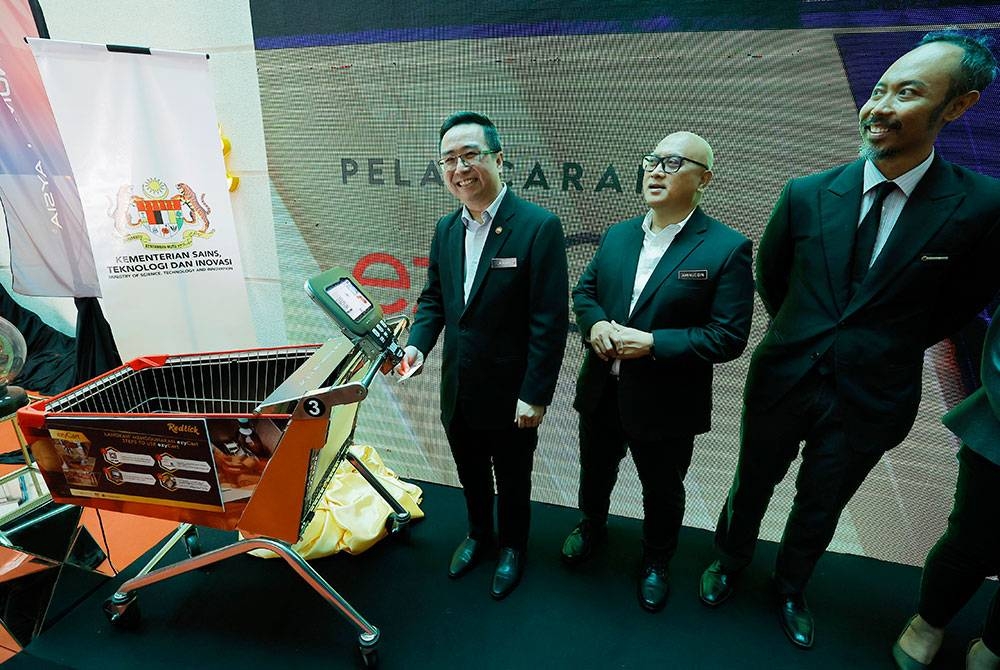 Lih Kang (kiri) melancarkan troli pintar EzyCart di Putrajaya pada Selasa. - Foto Bernama