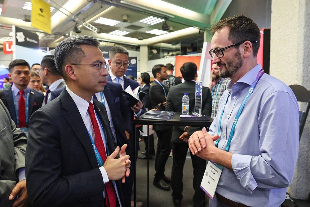 Fahmi Fadzil melawat pameran ketika menghadiri Minggu Teknologi London (LTW) yang berlangsung di Queen Elizabeth Two Centre. - Foto: Bernama