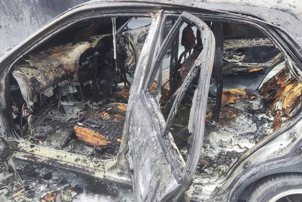 Tiga beranak melecur selepas kereta yang dinaiki mereka meletup dan terbakar berhampiran sebuah premis di Taman Industri Ringan Sri Mergong, Lorong Perak 22, Alor Setar, pada Selasa.