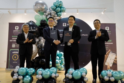 Lih Kang (kanan) menyaksikan pertukaran memorandum persefahaman antara Agmo dan Alibaba Cloud pada Majlis Pelancaran Aplikasi Agmo Ev SuperApp pada Selasa. - Foto Bernama