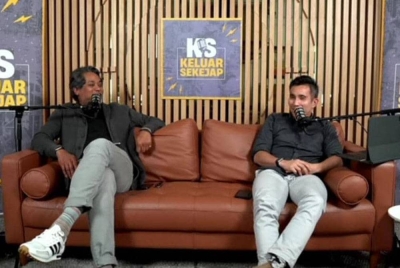 Khairy (kiri) dan Shahril pada rancangan podcast Keluar Sekejap yang bersiaran pada Selasa.
