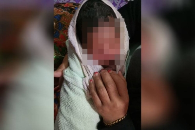 Bayi lelaki ditemukan di bawah kolong sebuah rumah.