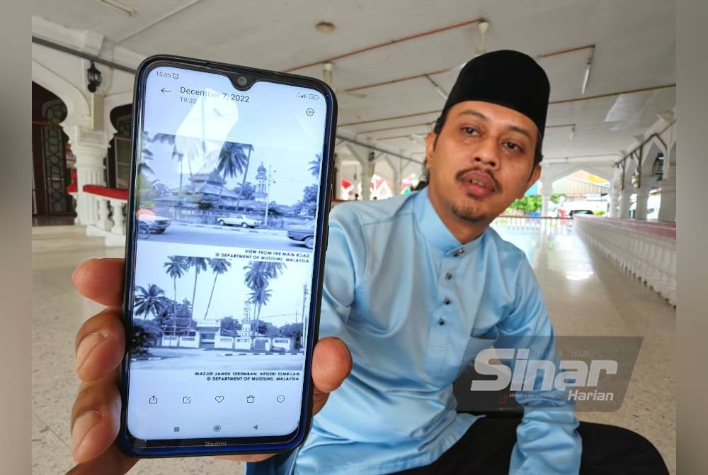 Mohammad Yaser menunjukkan gambar Masjid Jamek Seremban yang dahulu.