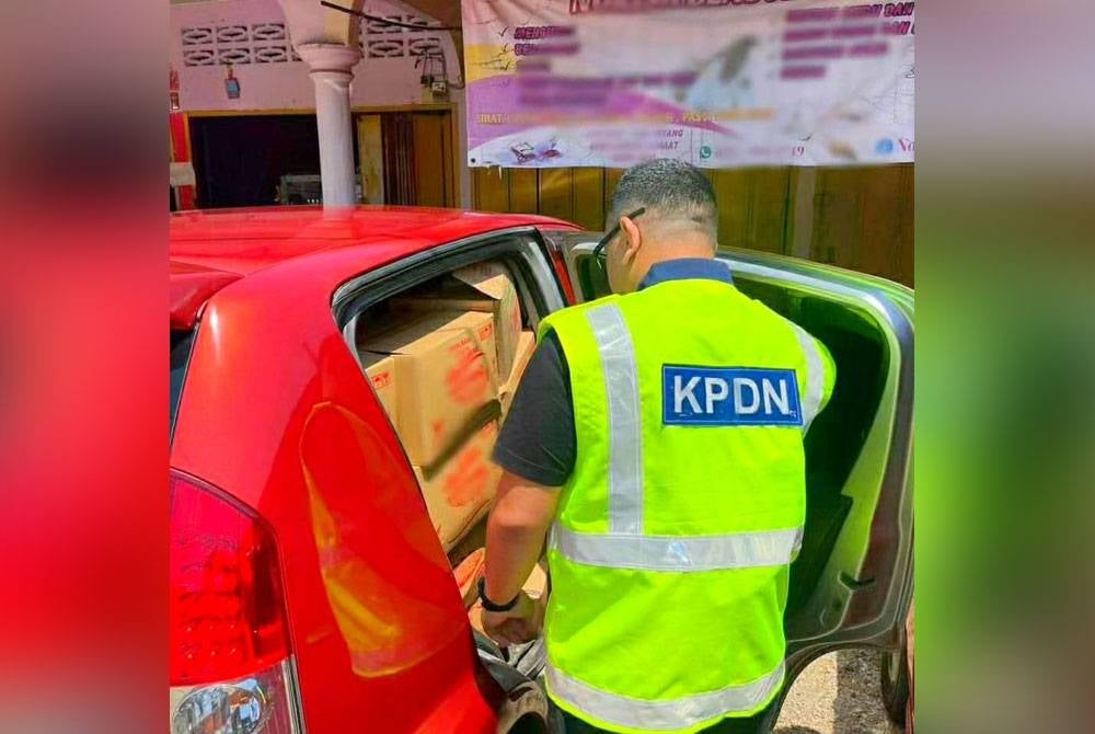 KPDN Kelantan menyita 1,814 kg minyak masak bersubsidi yang disyaki cuba diseludup ke Thailand dalam serbuan di Jalan Wakaf King, Palekbang, Tumpat pada Selasa.