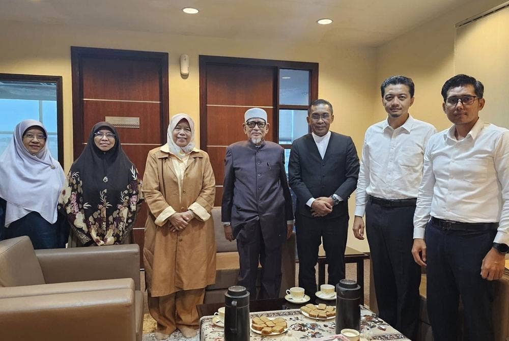 Zuraida (tiga dari kiri) bersama Abdul Hadi Awang (tengah), Takiyuddin dan Nuridah. Foto: FB Zuraida 