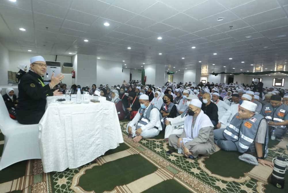 Syed Saleh ketika memberikan ucapan semasa majlis ramah mesra bersama jemaah haji.
