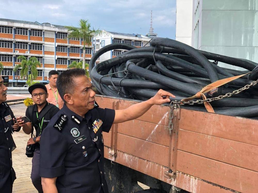 Fisol menunjukkan kabel yang dirampas daripada geng curi kabel tersebut selepas sidang akhbar di IPK Kedah pada Rabu.