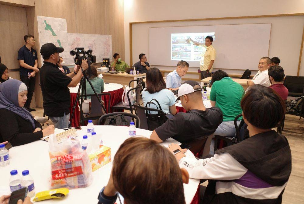 Sesi taklimat kepada media selepas lawatan ke Ladang Moden RPDG Tras, Raub.