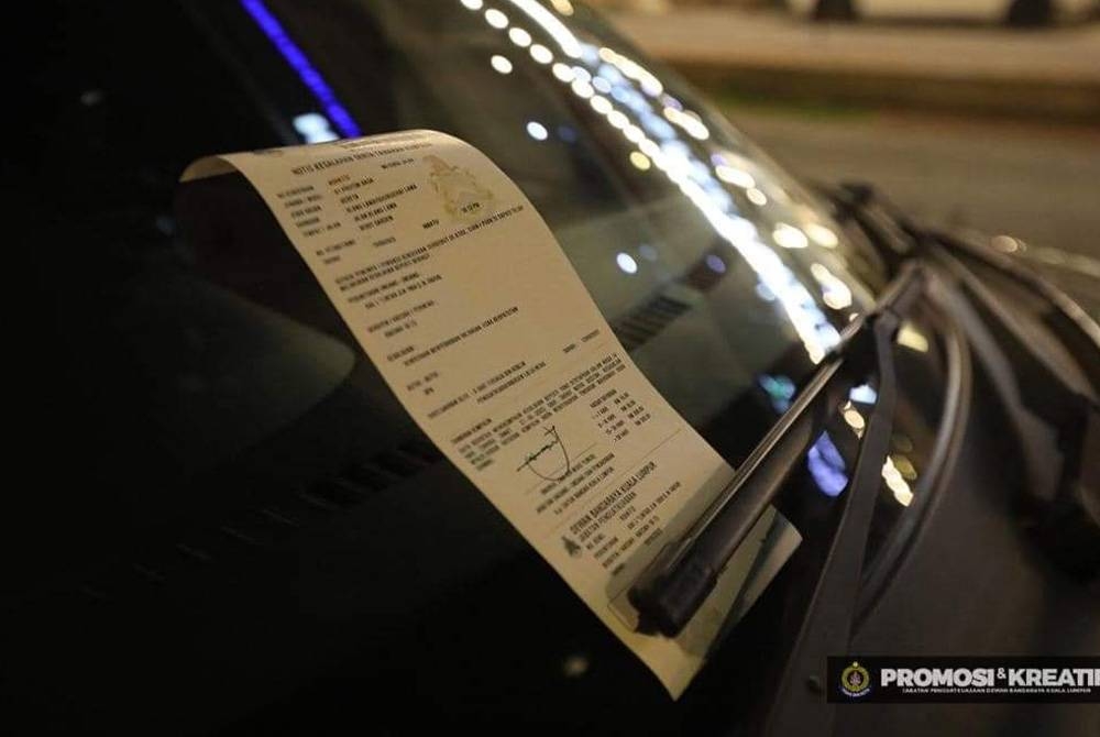 Antara kenderaan yang dikompaun kerana diletakkan bukan dalam kawasan parkir. - Foto Facebook DBKL