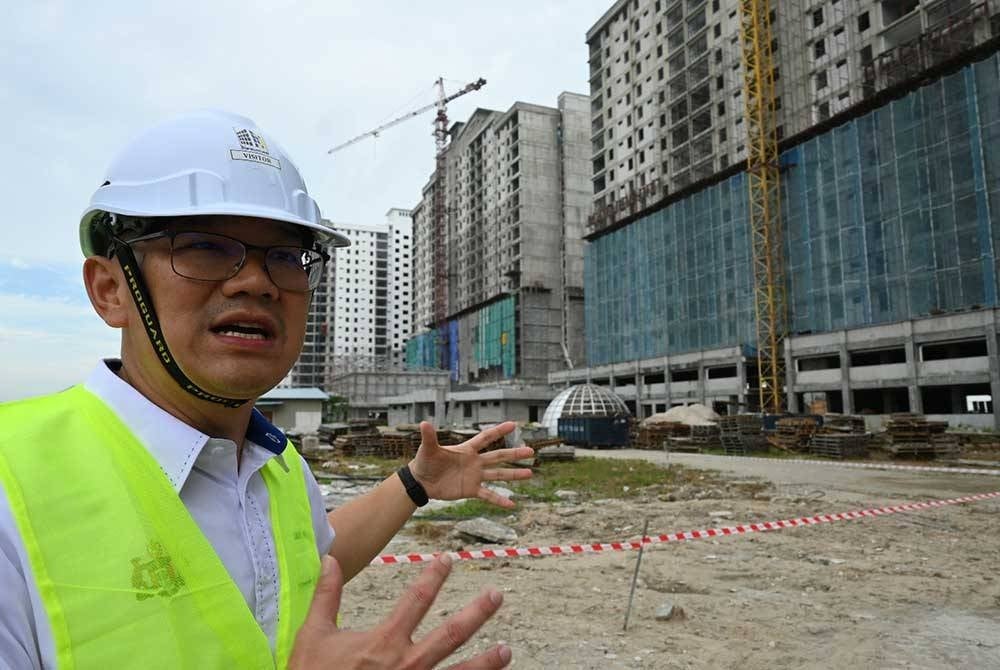 Ban Hong ketika meninjau projek PRIMA di Klebang, di sini pada Rabu.