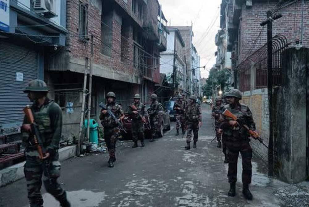 Askar tentera India meronda semasa operasi keselamatan di kawasan bukit dan lembah di Manipur. - Foto Reuters