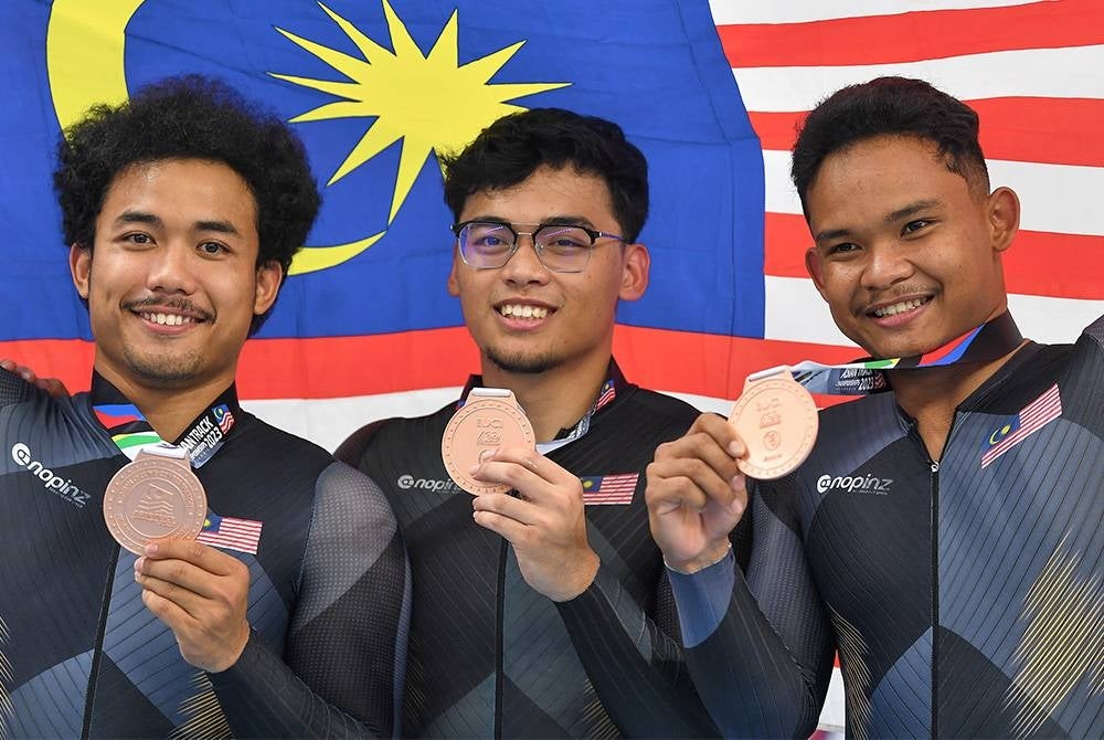 Dari kiri, Fadhil, Umar dan Ridwan meraih pingat gangsa acara pecut berpasukan elit lelaki ACC 2023 di Velodrom Nasional, Nilai pada Rabu. - Foto Bernama