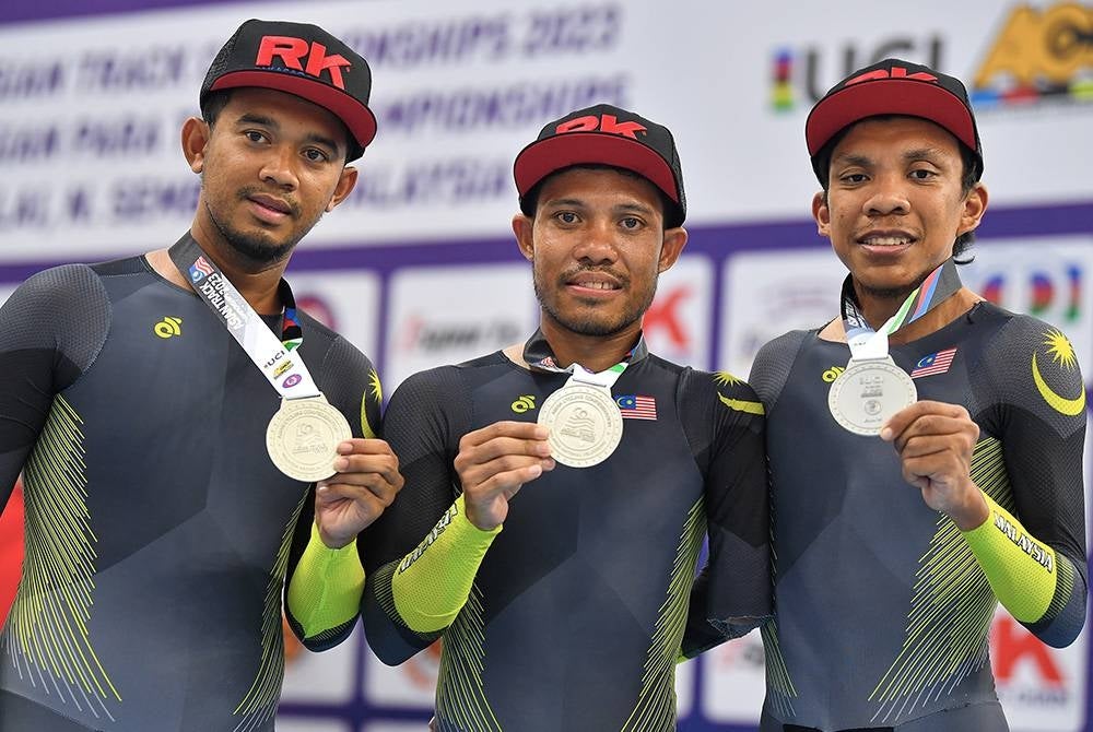 Dari kiri, Zuhairi, Mohamad Yusof dan Hafiz menunjukkan pingat perak acara pecut berpasukan lelaki ACC 2023. - Foto Bernama