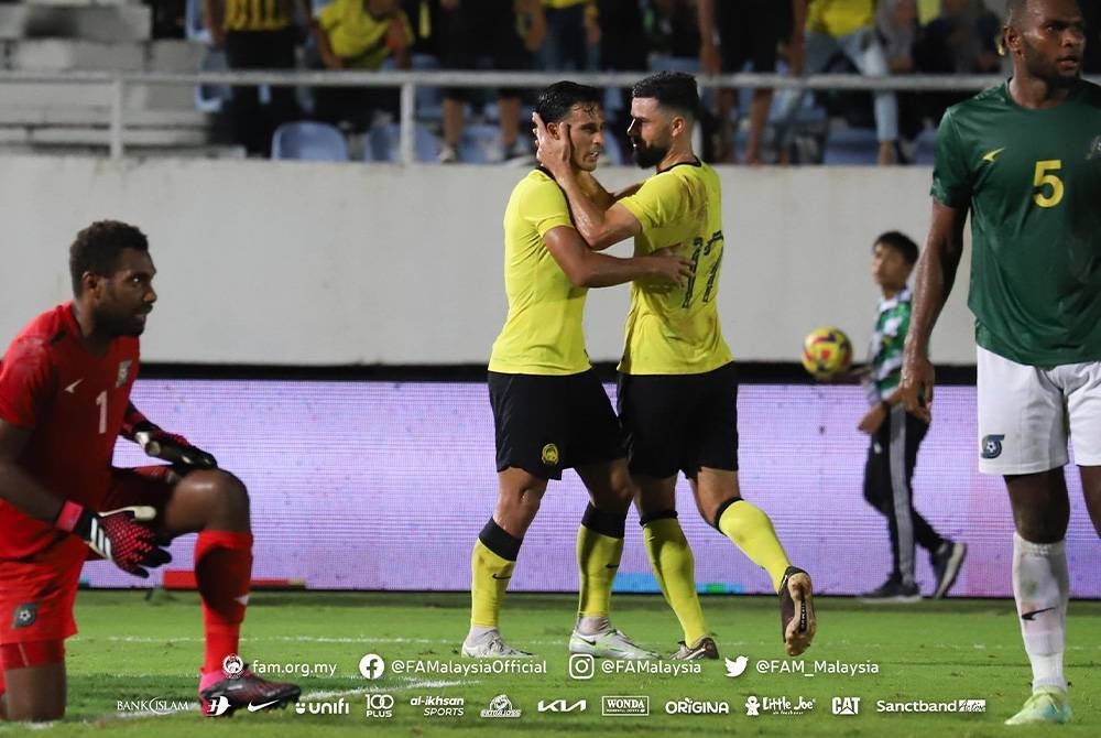 Josue (kanan) meraikan jaringannya bersama Matthew Davies pada aksi persahabatan menentang Kepulauan Solomon di Stadium Sultan Mizan Zainal Abidin, Gong Badak sebentar tadi.- Foto FB FAM