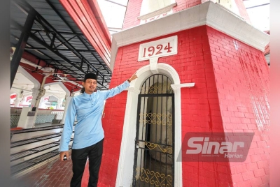 Mohammad Yaser menunjukkan menara masjid yang masih dikekalkan