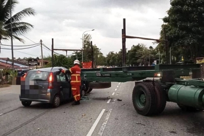 Seorang guru maut dalam nahas melibatkan dua buah kenderaan di Jalan Temerloh-Mentakab pada Rabu. - Foto ihsan JBPM