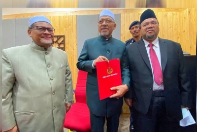 Ahmad (tengah) selepas mempengerusikan Mesyuarat Exco pada Rabu.