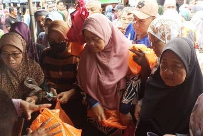 Jualan ayam pada 6.40 sekilogram mendapat sambutan pembeli di Bazar Rakyat Agro Johor di Rengit pada Rabu.