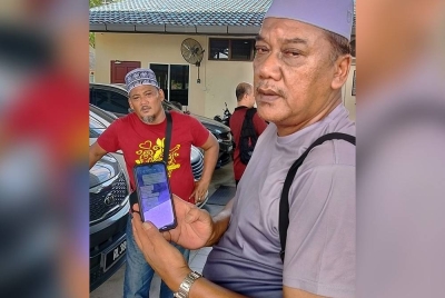 Zulkifli menunjukkan pesanan WhatsApp ketika berhubung kali terakhir dengan anak-anaknya sebelum dua daripada mereka maut dalam nahas melibatkan kereta dan lori minyak di Jalan Kuantan-Segamat, di sini pada tengah malam Selasa.