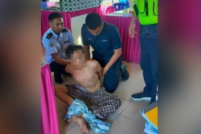 Guru wanita dengan bantuan pengawal keselamatan berjaya menahan suspek sebelum menyerahkannya kepada polis.