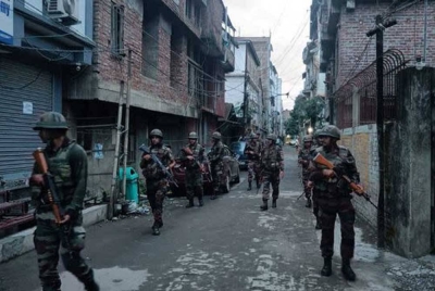 Askar tentera India meronda semasa operasi keselamatan di kawasan bukit dan lembah di Manipur. - Foto Reuters