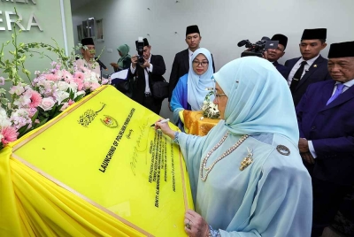 Raja Permaisuri Agong Tunku Azizah Aminah Maimunah Iskandariah berkenan menandatangani plak sebagai gimik Perasmian Poliklinik Primer Sejahtera (PoPS), Universiti Islam Antarabangsa Malaysia (UIAM) di Bandar Universiti Pagoh hari ini.