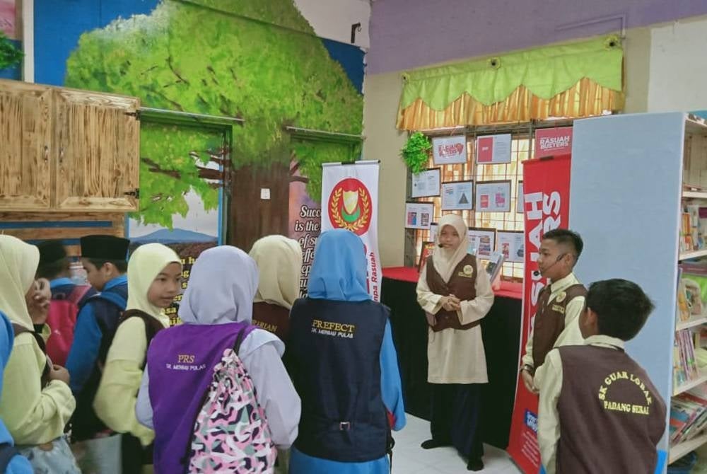 Peserta program Bicara Cilik Rasuah Busters SKGL beri penerangan tentang rasuah kepada murid dari SK Merbau Pulas semasa program jaringan dan jalinan bersama sekolah berkenaan baru-baru ini.