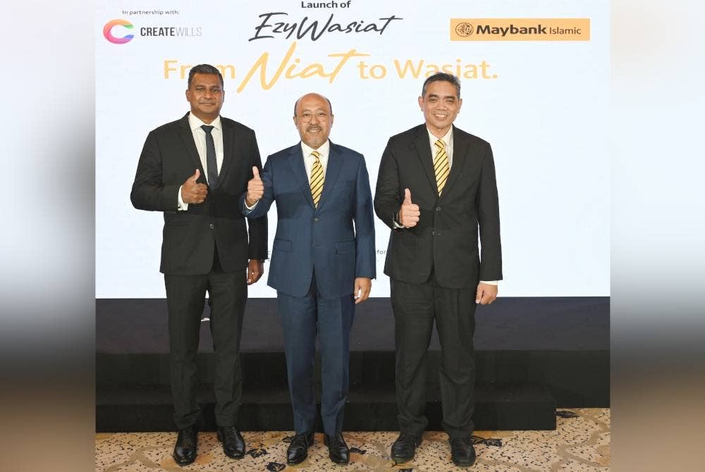 Dari kiri: Ketua Pegawai Eksekutif Kumpulan Create Wills Sdn Bhd, Raymond Dinesh Gabriel, Mohamed Rafique dan Ahmad Shareza pada pelancaran EzyWasiat di Kuala Lumpur.