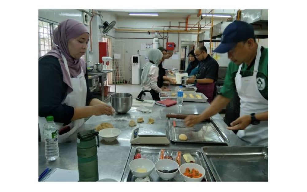 Para peserta kursus mendapat tunjuk ajar dan latihan daripada tenaga pengajar serta pelajar KV Sepang.