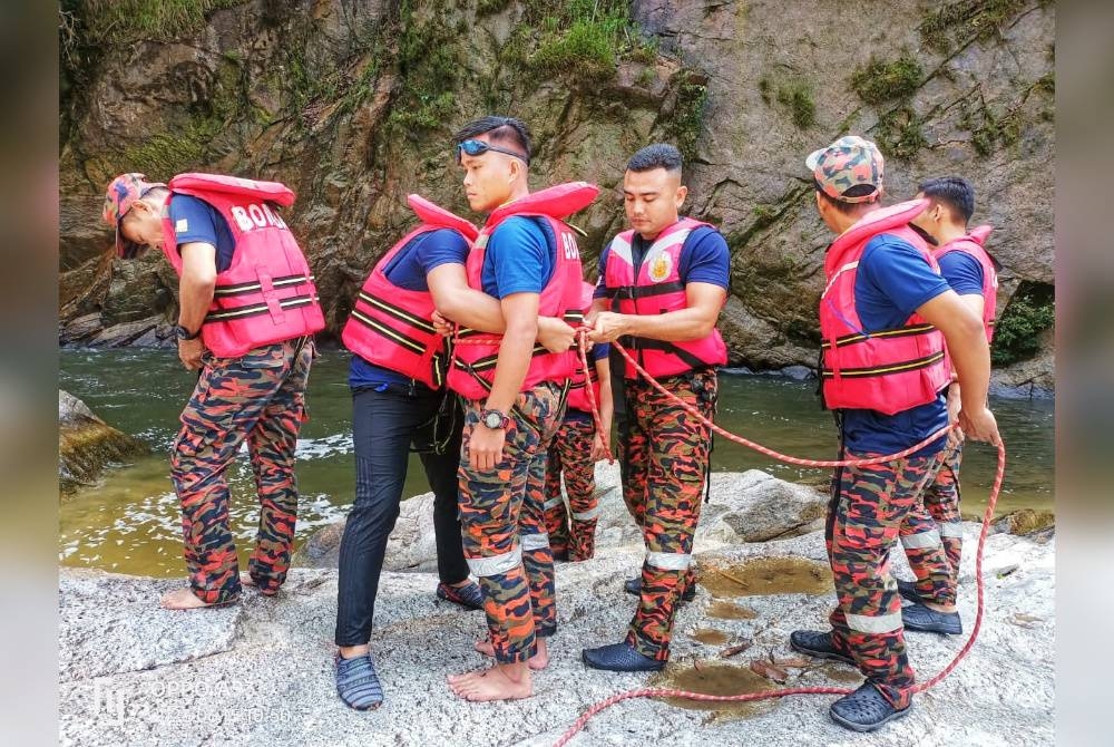 Anggota bomba terlibat melakukan SAR di tempat kejadian. - Foto ihsan JBPM