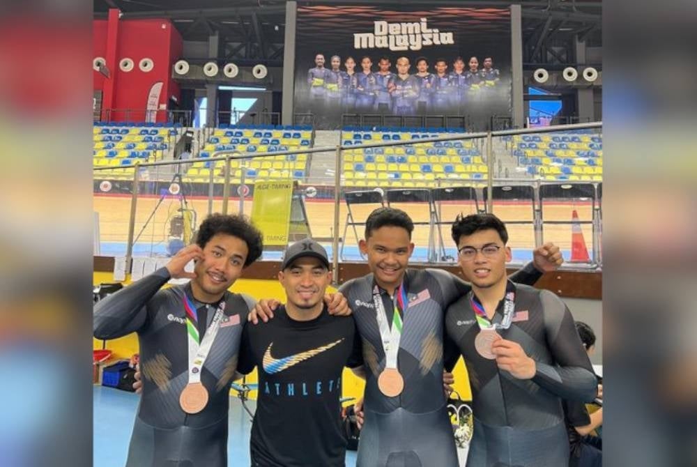 Azizulhasni (dua dari kiri) bersama trio muda negara yang memenangi gangsa acara pecut berpasukan elit ACC 2023 pada Rabu. - Foto FB AZIZULHASNI AWANG