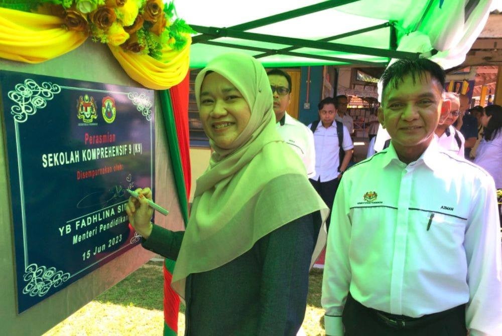 Fadhlina (kiri) merasmikan Sekolah K9 SK Pulau Beluru.