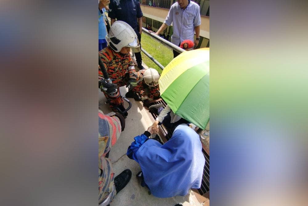 Anggota bomba mengambil masa lima minit untuk mengeluarkan kaki mangsa menggunakan peralatan khas.