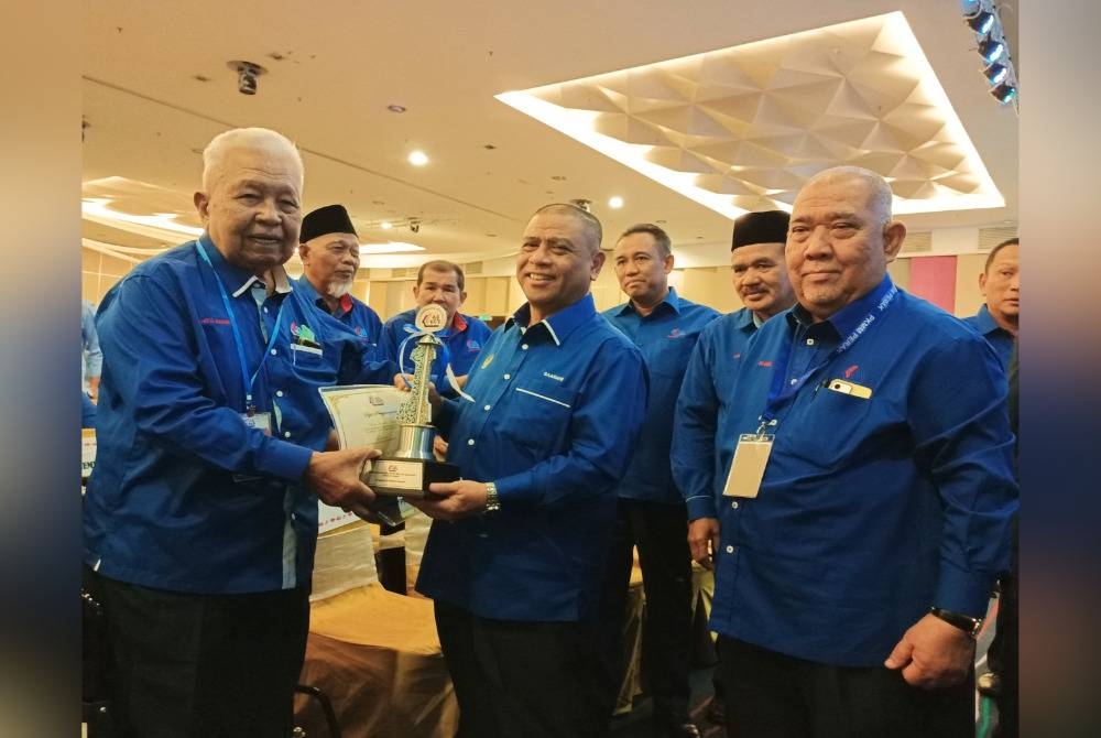 
Saarani (tiga dari kanan) menyampaikan Anugerah Kontraktor Veteran kepada Datuk Raduan Mohd Kasim sempena Mesyuarat Agung Tahunan PKMM Perak kali ke 46 pada Khamis.